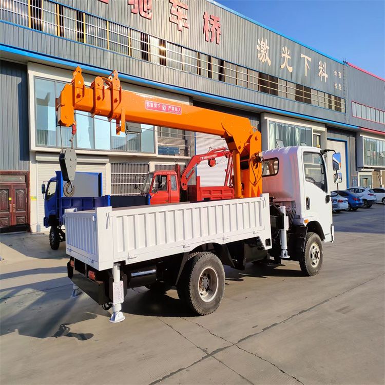 平泉市三轮随车吊定制 农用改装机自备吊中瑞长期出售